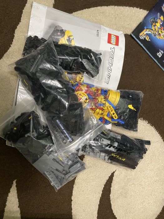 LEGO Technic Bugatti Bolide (набір 42151).