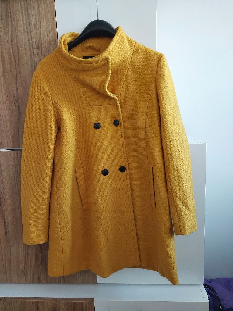 Żółty płaszcz z kieszeniami