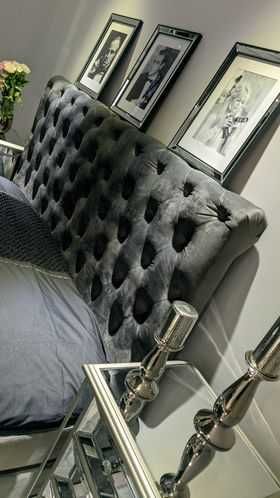 Pikowane łóżko tapicerowane z lustrzanymi wstawkami