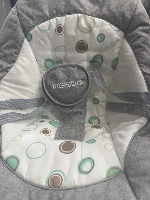 Leżaczek bujaczek automatyczny z muzyką Premium ricokids