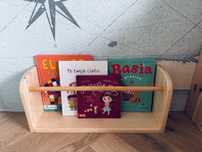 Drewniana półka, regał dziecięcy na książki montessori