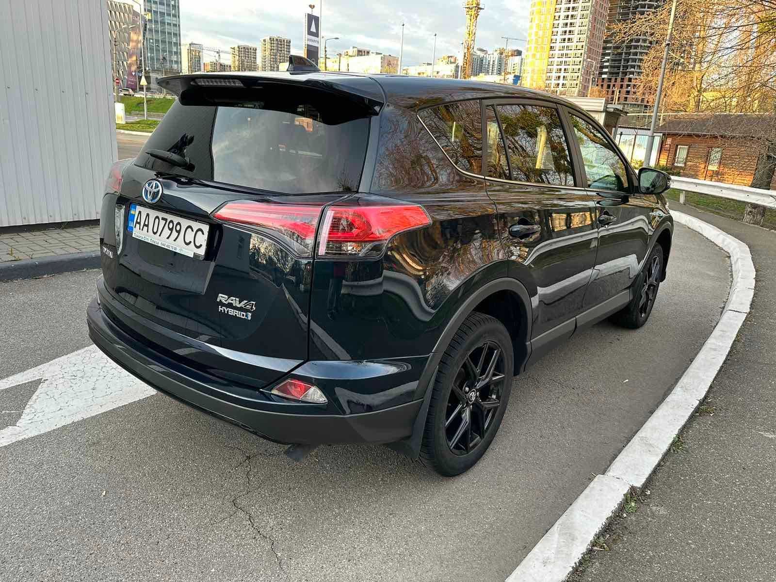 Toyota RAV4 2018, Hybrid, офіційний