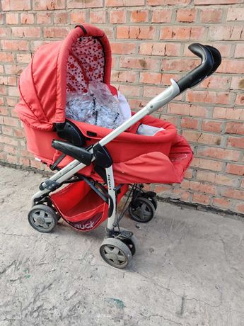 Дитяча коляска червоного кольору
