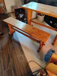 Drewniany stół i ława z dwoma krzeslami