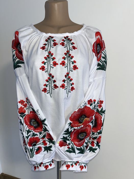 Великий розпродаж платтів і вишиванок