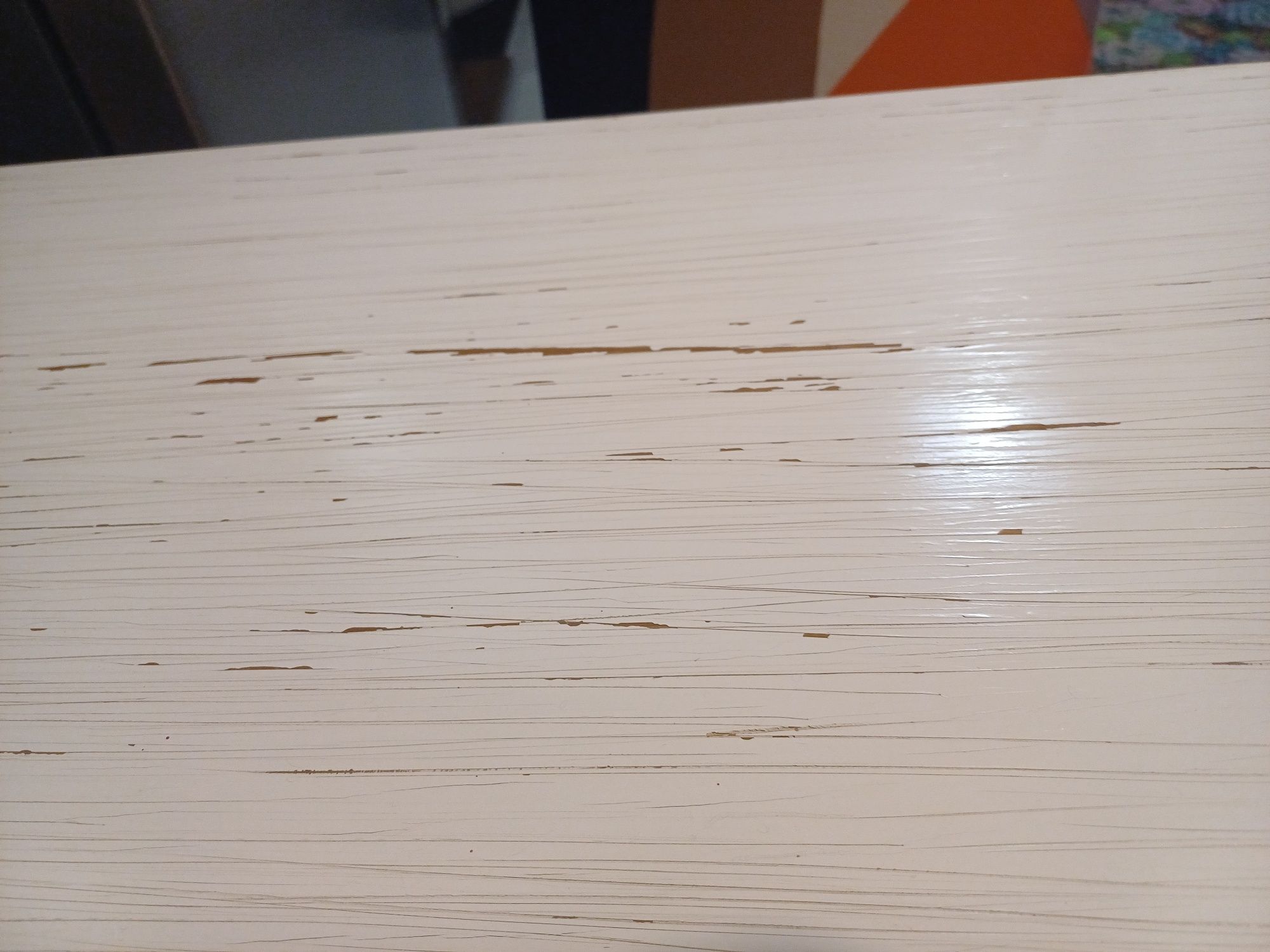 Mesa de madeira maciça, pintada de branco com efeito decapé.