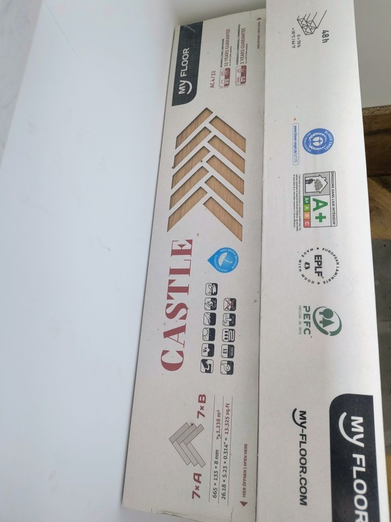 Panele laminowane, nowe. 850 zł za 8 opakowań. Cena do negocjacji.