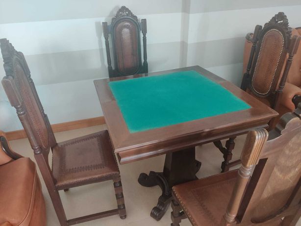 Mesa e Cadeiras de Jogo de Cartas