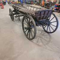 Zabytkowy drewniany wóz, do renowacji
