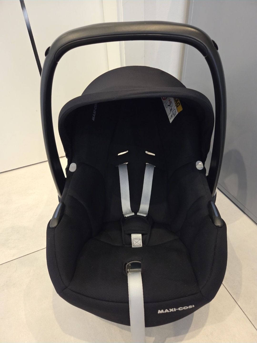 Łupina Maxi Cosi Cabrio Fix i-Size w zestawie baza Universal ISOFIX