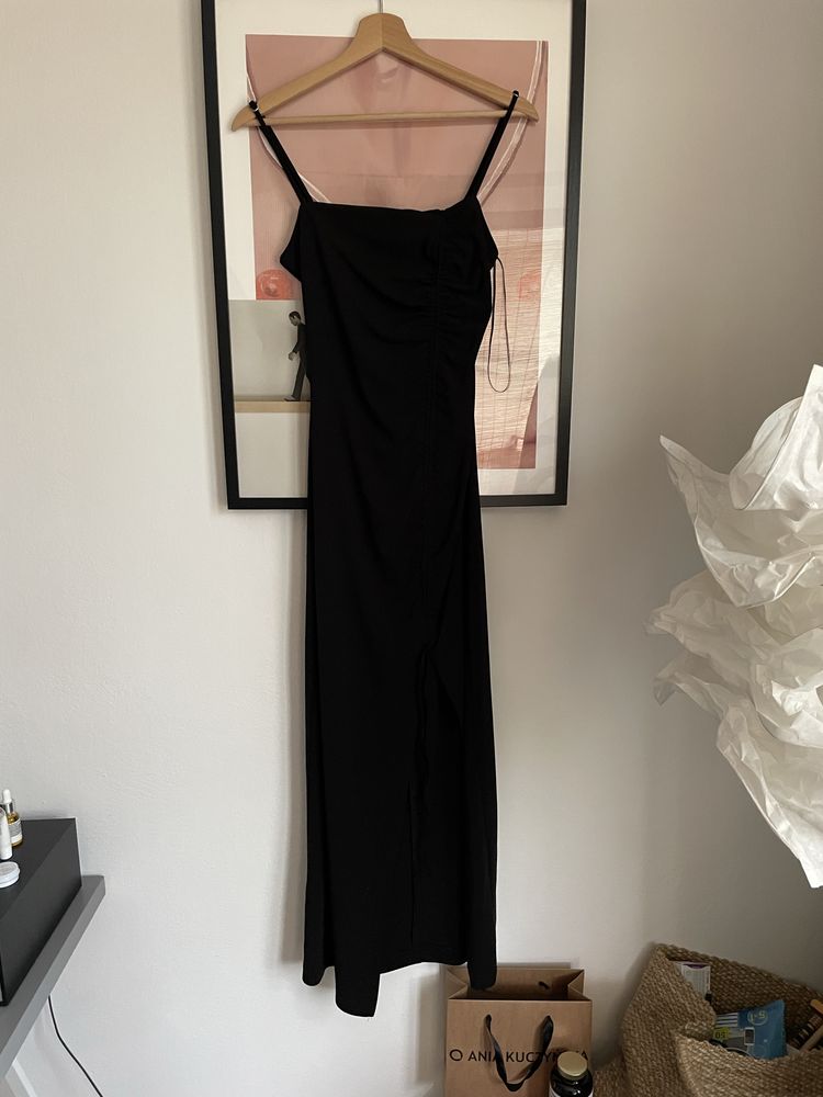Czarna sukienka na ramiączka Zara