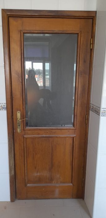 Portas de cozinha em madeira e em vidro