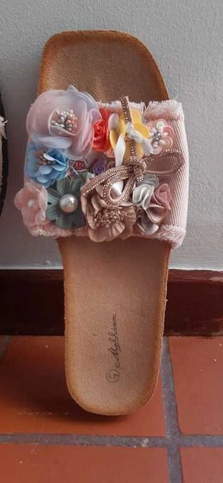 Chinelos rosa com flores