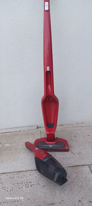 Aspirador vertical AEG sem carregador