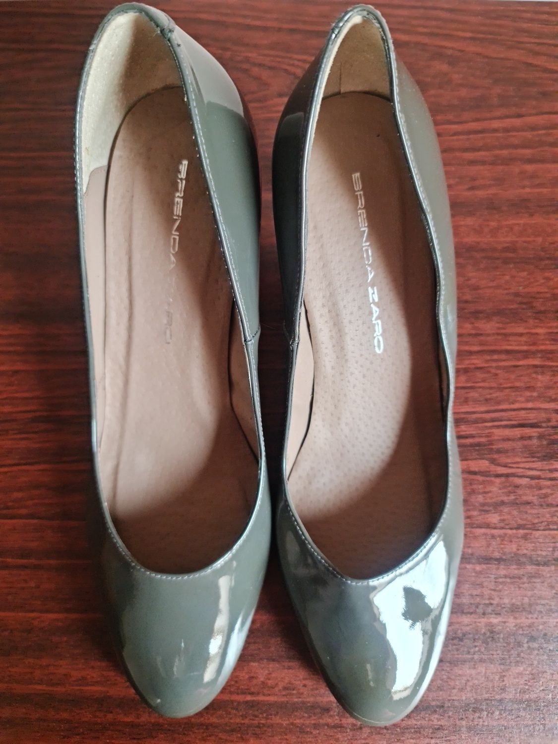 Buty szpilki szare lakierowane na obcasie