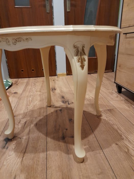 Stylowy stolik ludwikowski.