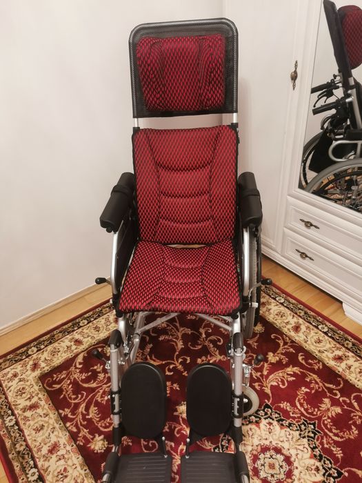 Wózek inwalidzki ze zdejmowaną podkładką pod głowę