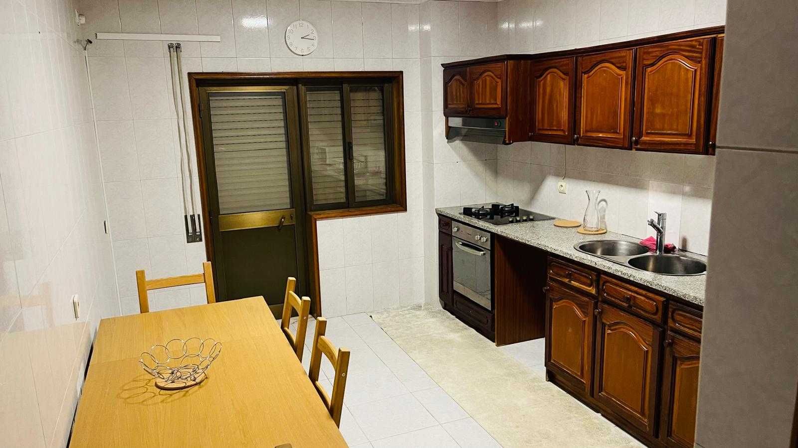 Aluga-se 1 Quartos Completos e Espaçosos para casal e estudantes