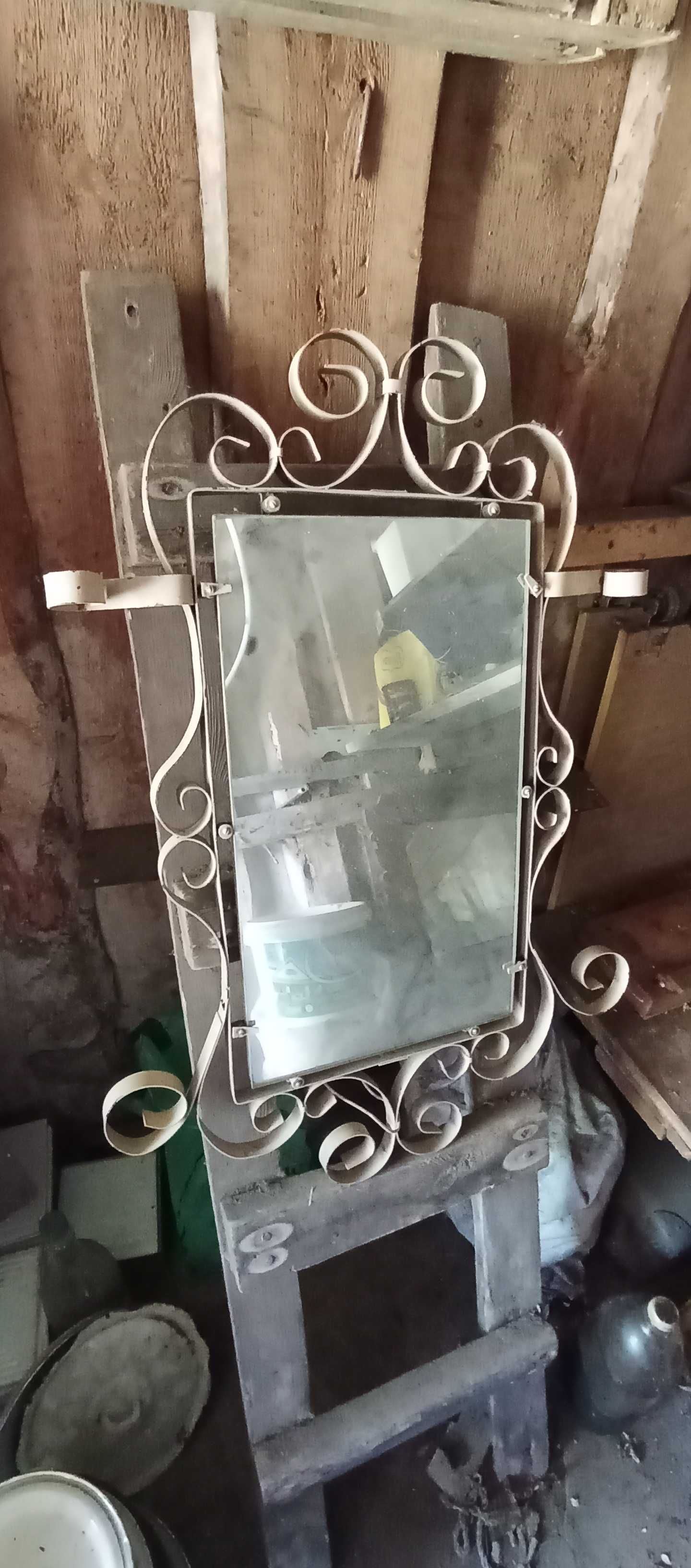 Зеркало настенное в металлической и леревянной оправах