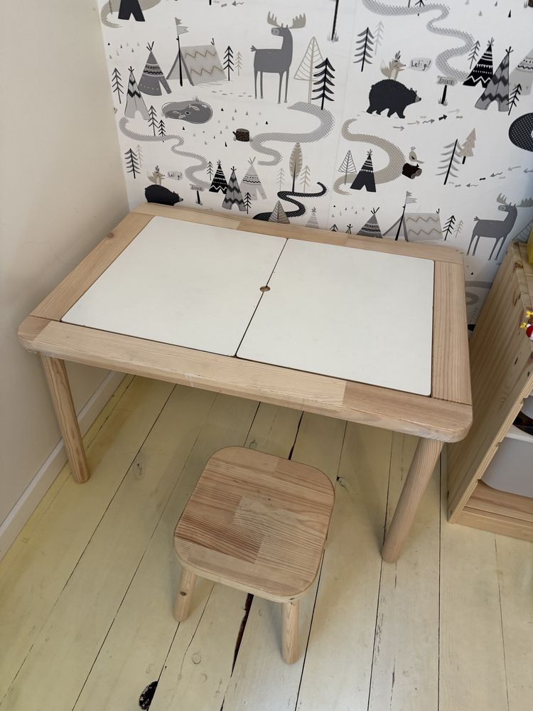 Stolik Flisat Ikea z krzesełkiem i pojemnikami