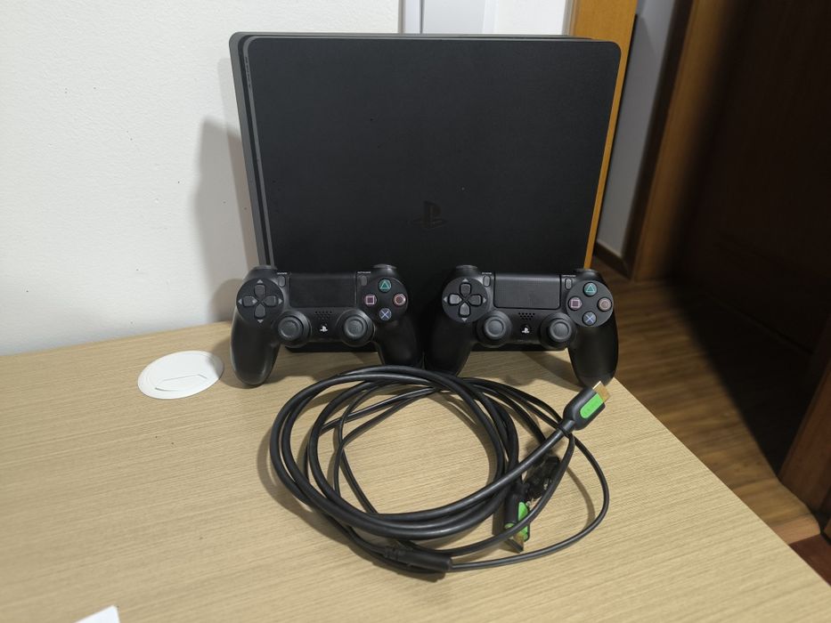 Ps4 500gb com 2 comandos