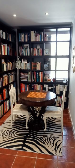 Mesa de jogos (e cadeiras)