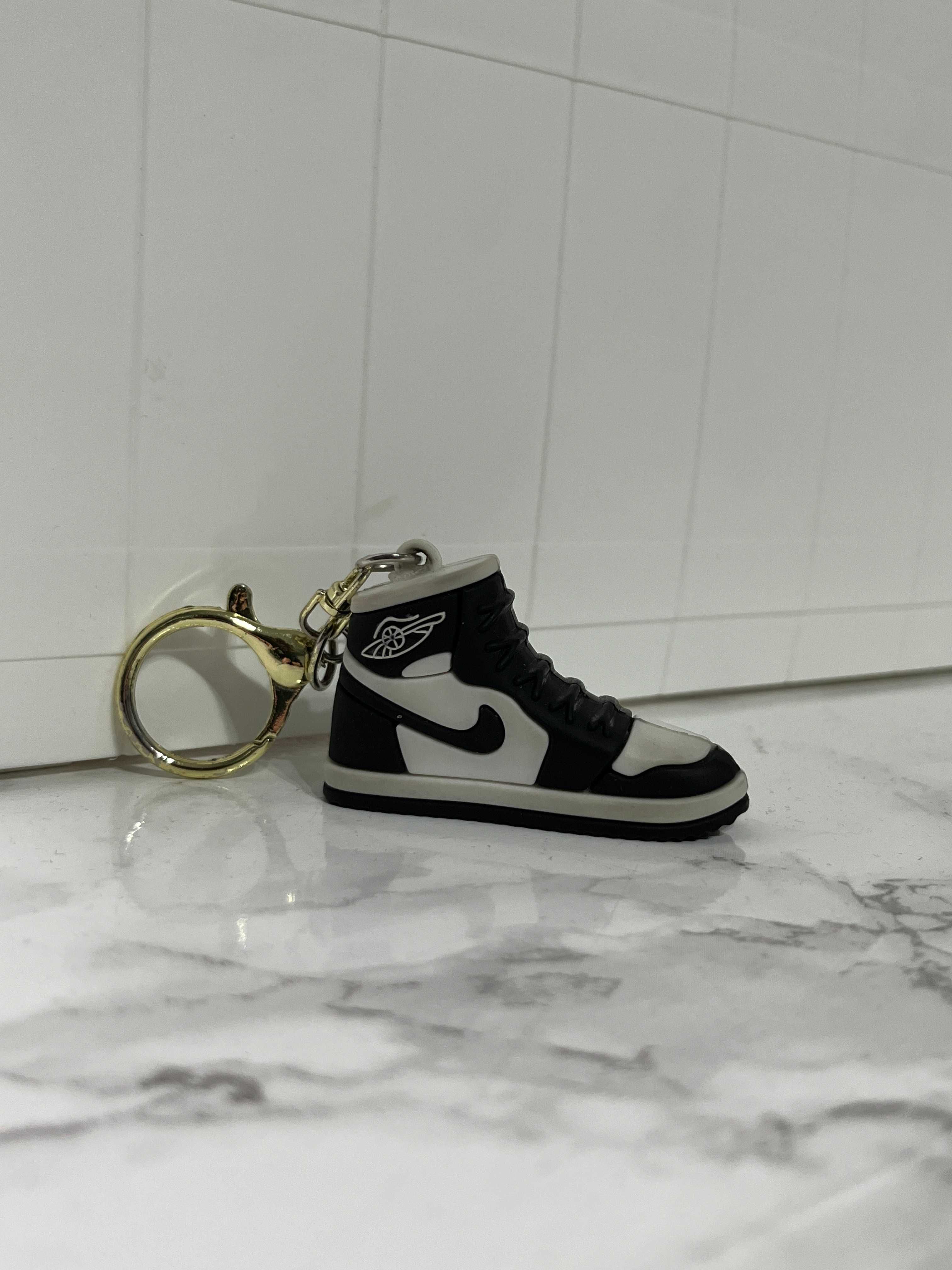Brelok buta Nike Air Jordan 1 High czarno-biały