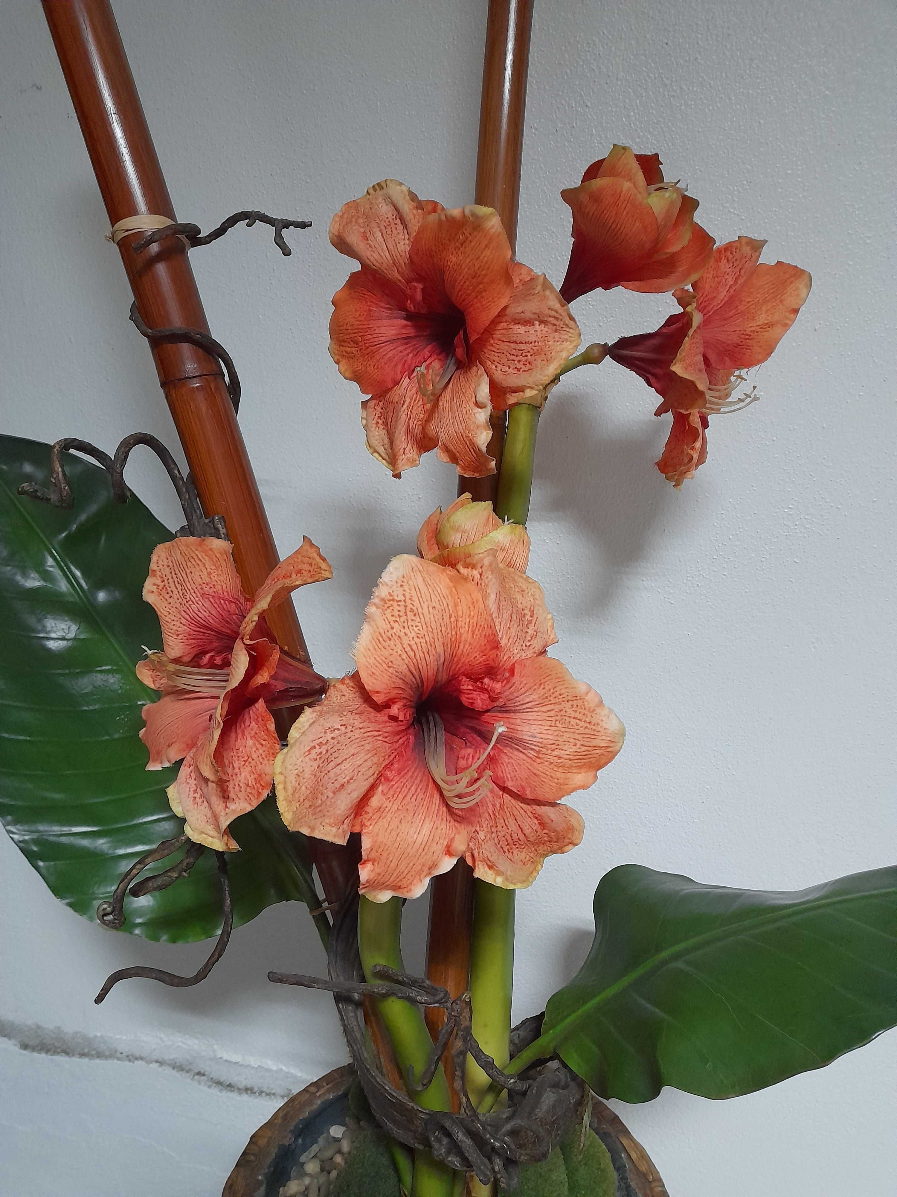 Vaso com arranjo floral