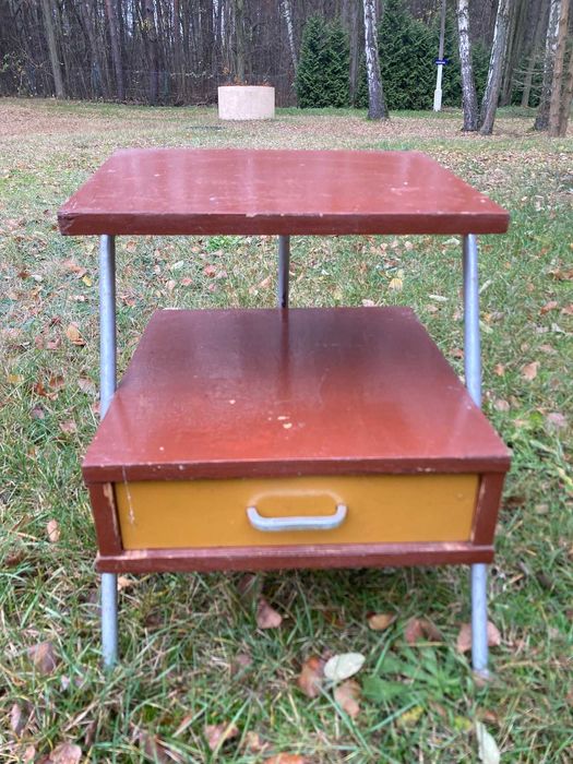 Stolik nocny, z szufladą z lat PRL.