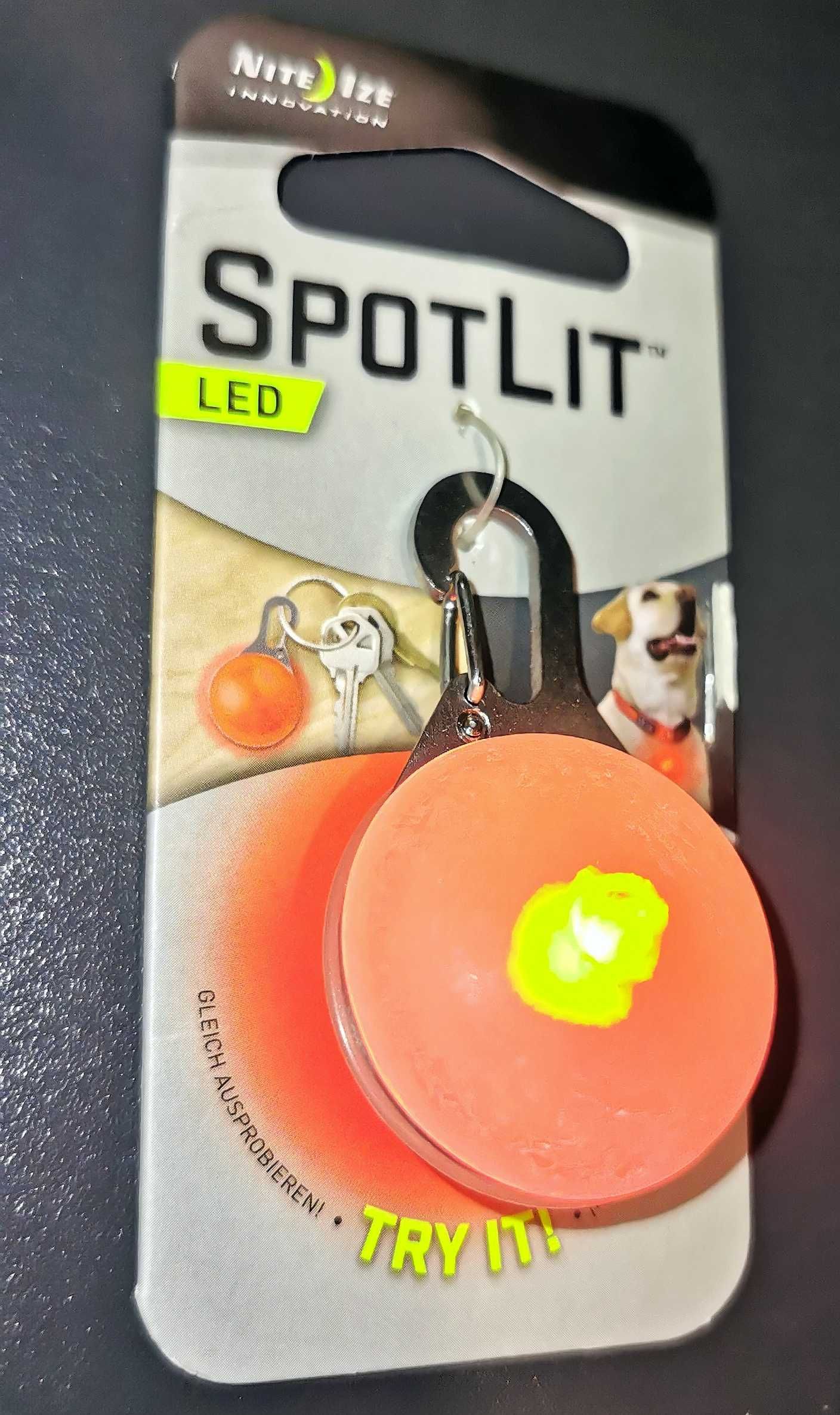 Nite Ize SpotLit LED latarka zawieszka świecąca z karabinkiem dla psa