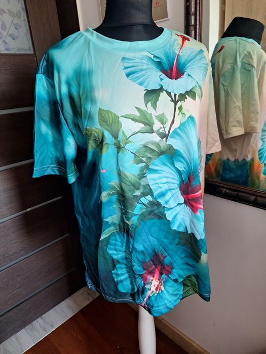 Bluzka damska w kwiaty.