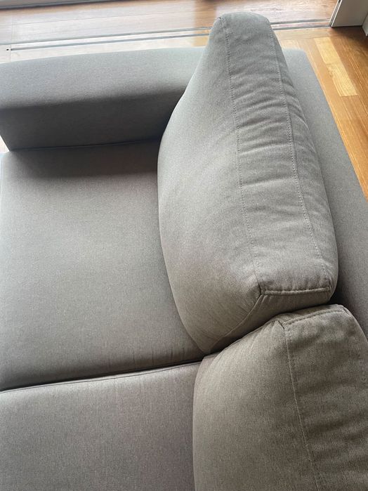 Dois sofás castanho claro