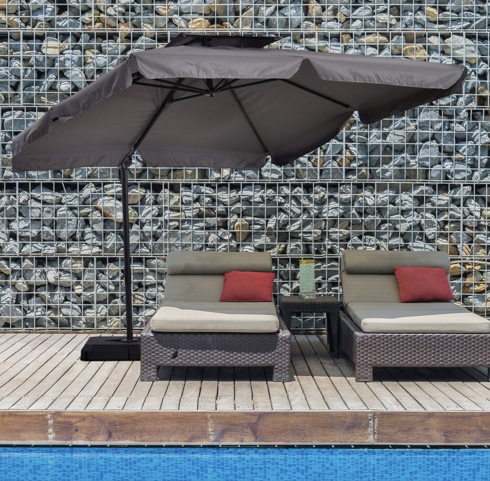 Duży parasol z podstawą