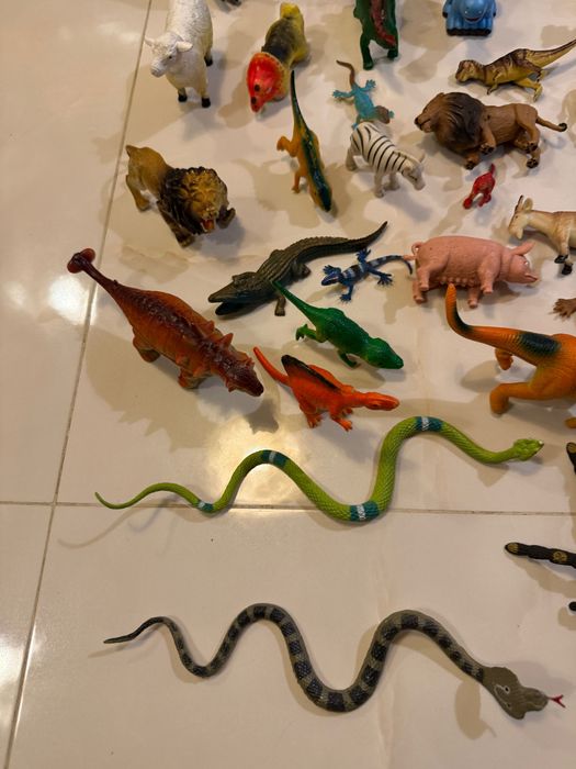 Figurki dinozaurów, zwierząt, gumowe i plastikowe, 38 szt.