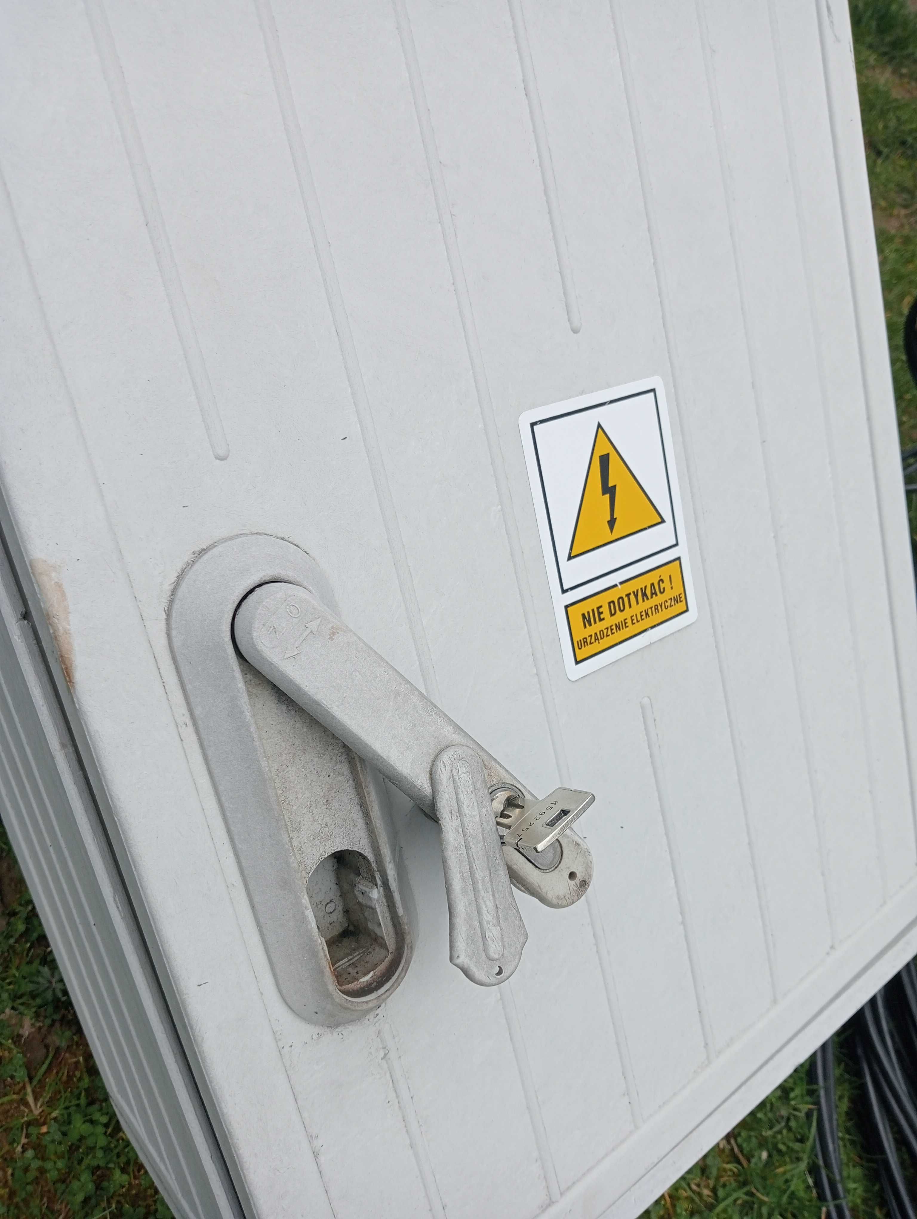 Skrzynka elektryczna i kabel napowietrzny