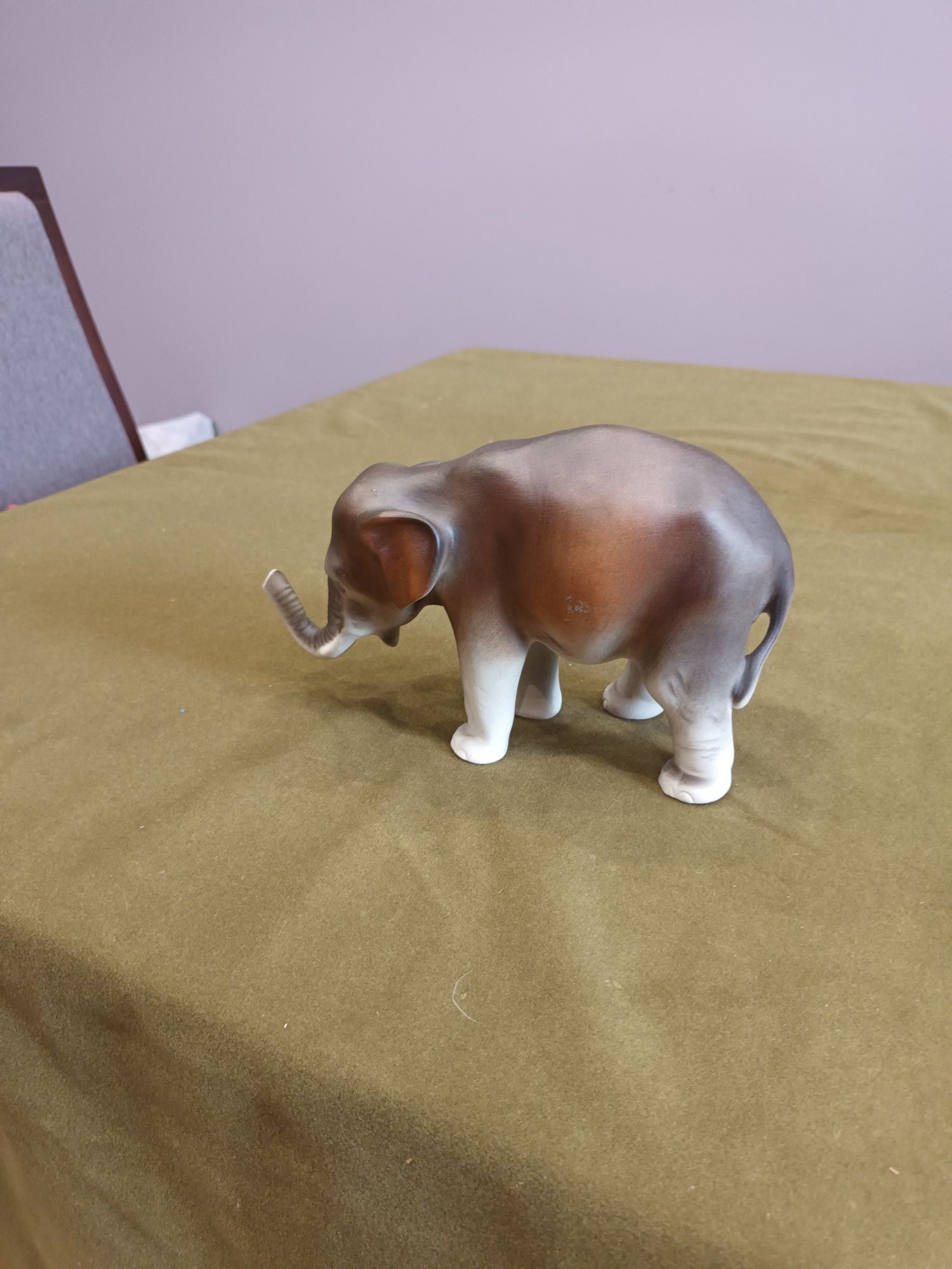 Słoń z porcelany Royal Dux