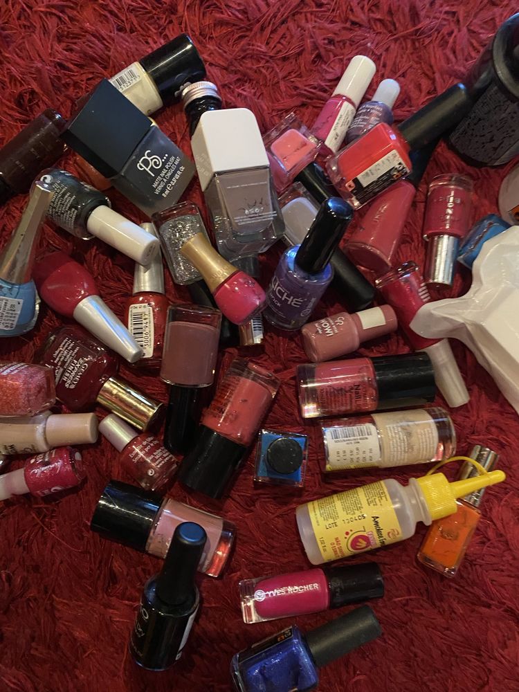 Caixa com muitos vernizes de unhas