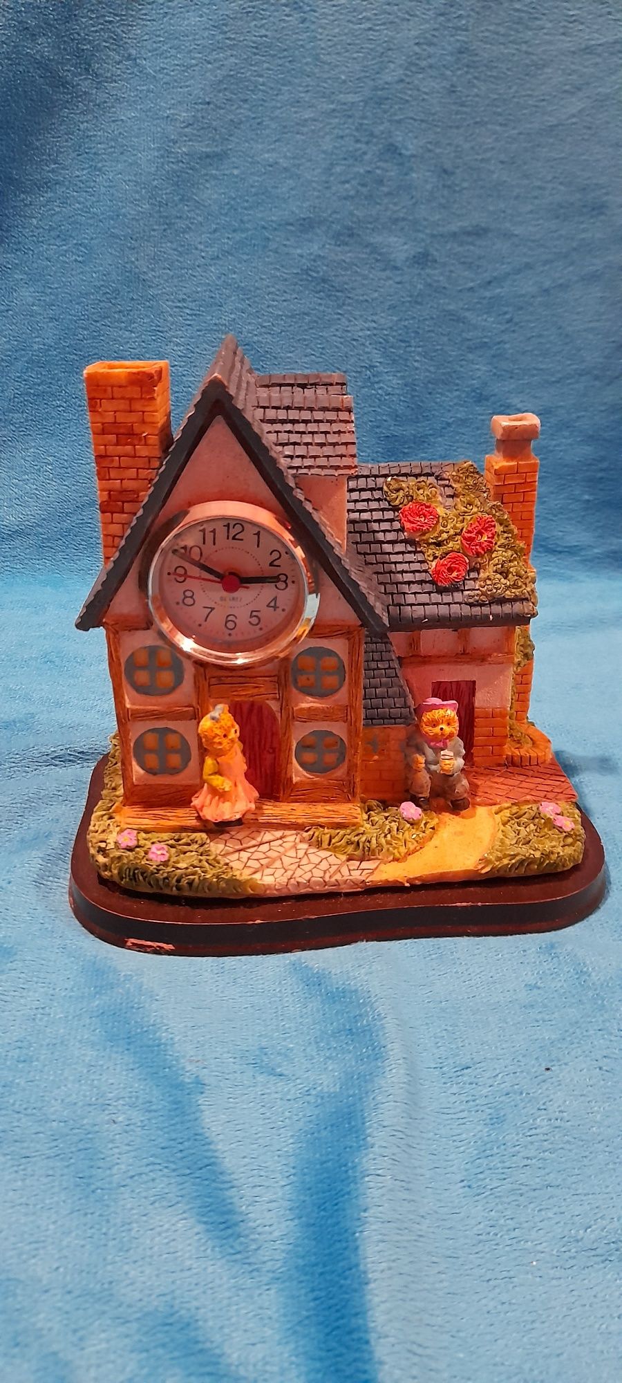 Casa de resina com Relógio