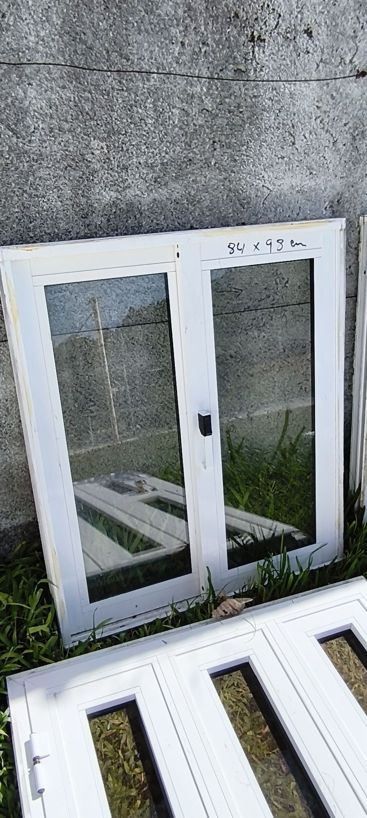 Portas e janelas em alumínio branco