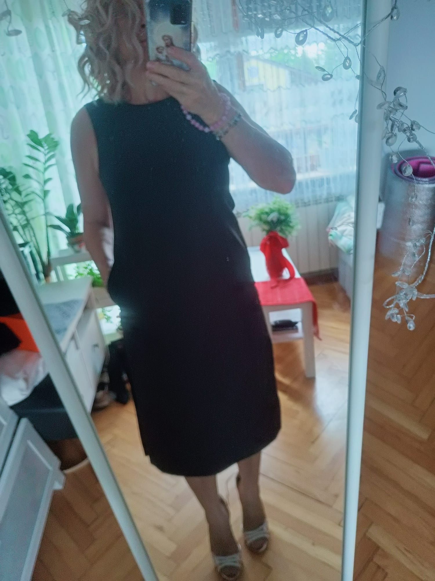 Sukienka na każdą okoliczność z kieszeniami i rozcięciami na bokach ro
