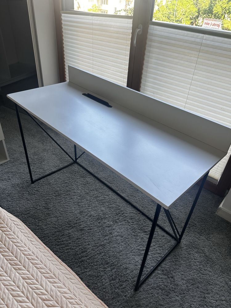 Eleganckie Biurko 120x45 z bialym matowym blatem