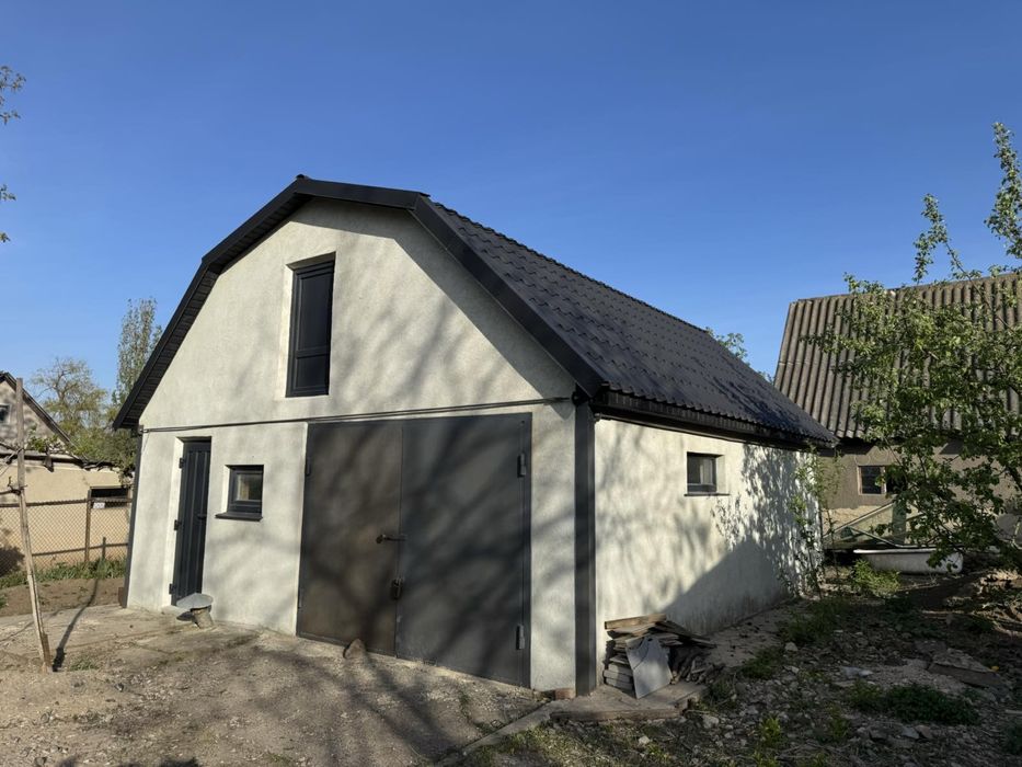 Гараж,земельна ділянка,літня кухня,підвал,горище.