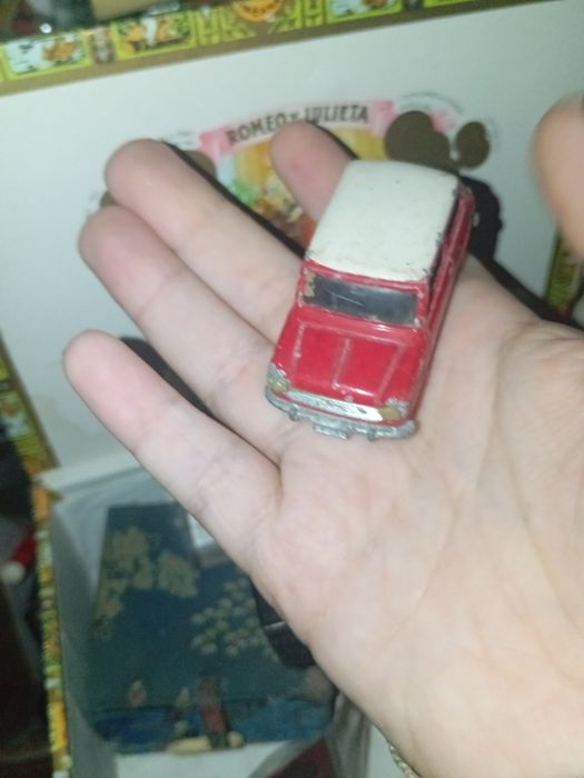 Mini carro antigo