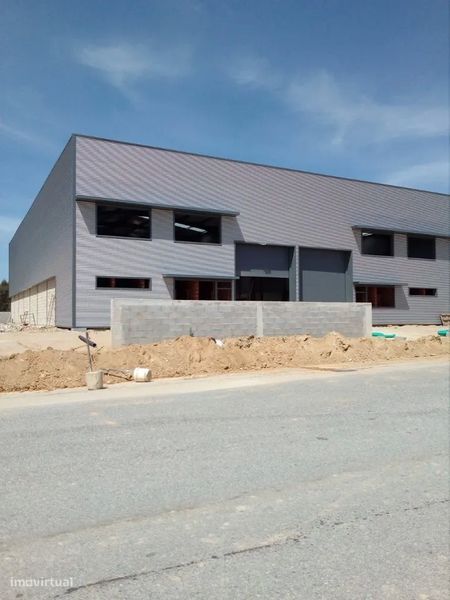 Armazéns Industrial com 900m2 Travanca Oliveira de Azeméis
