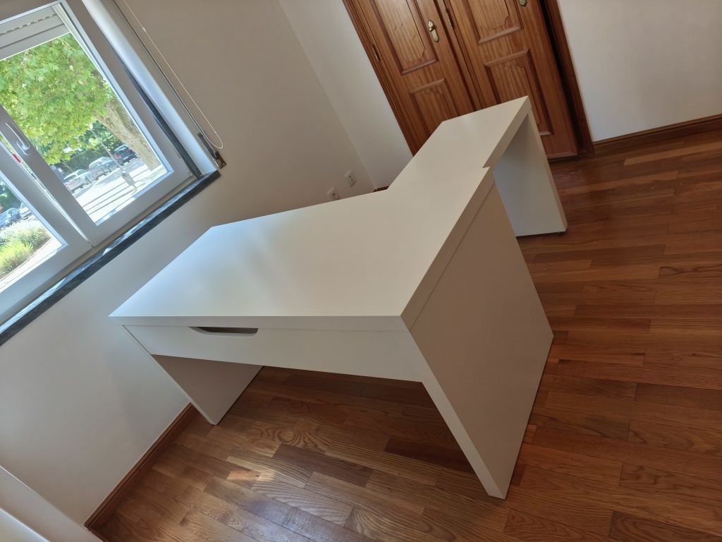 Secretária branca MALM como nova