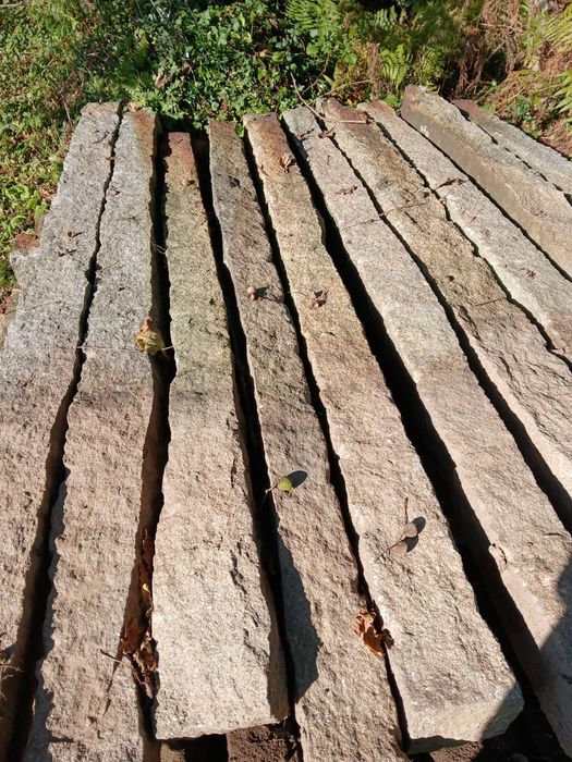 Vendo esteios de pedra