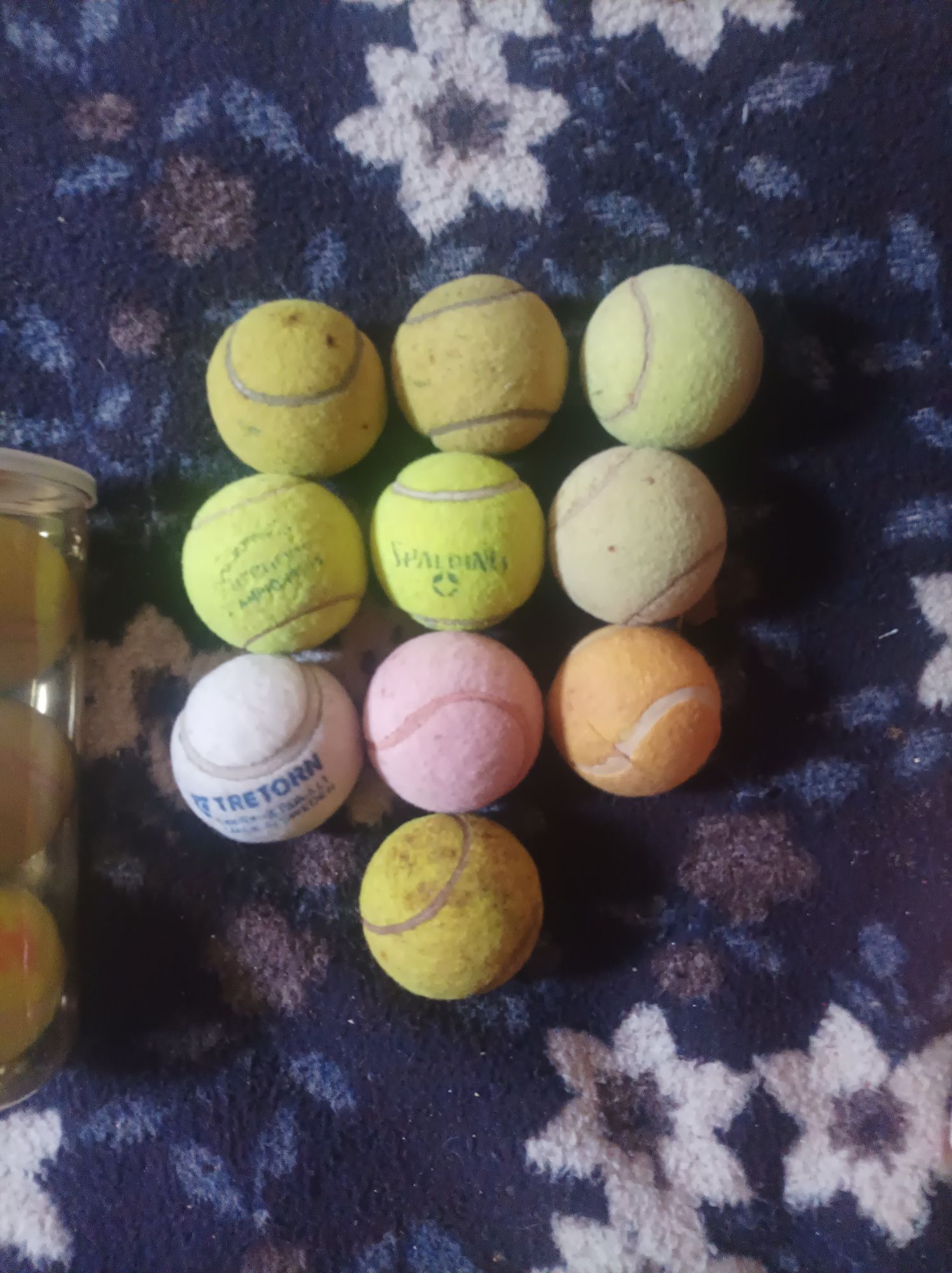 Conjunto de bolas de tênis de várias marcas