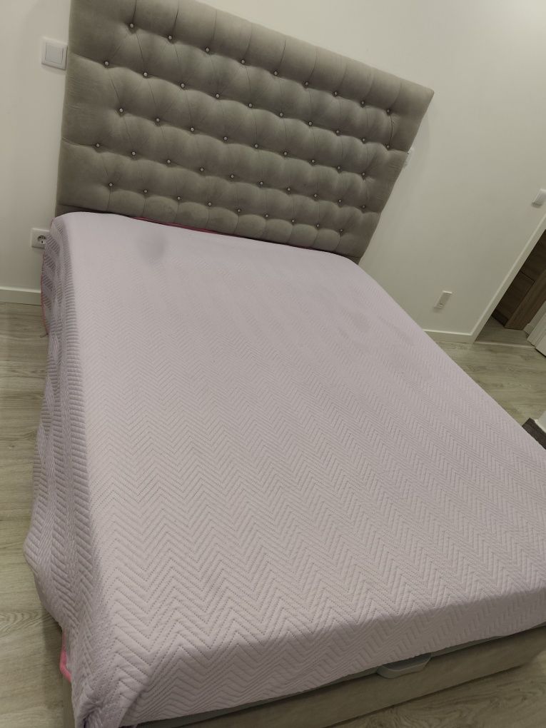 Cama de Casal com Cabeceira Capitone