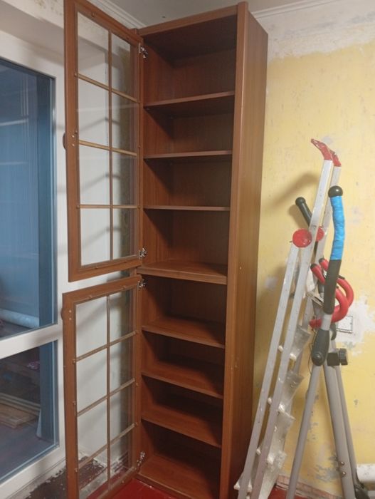 Шафа для посуду, книг під склом