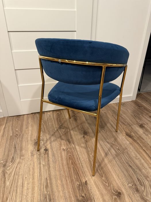 Granatowe krzesło tapicerowane ze złotem + pufa